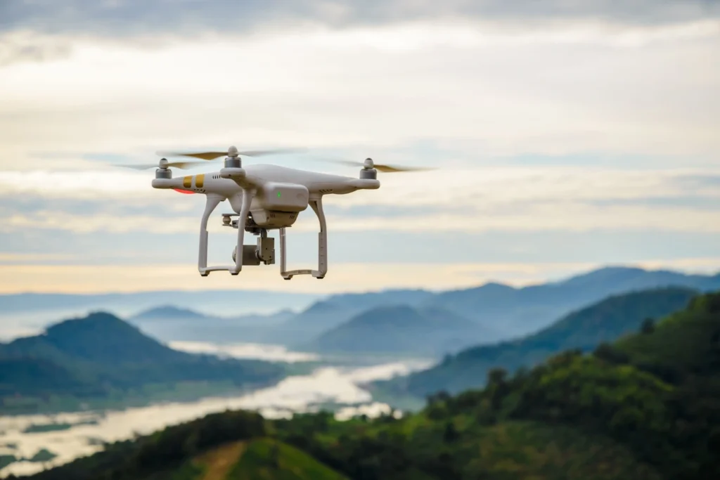 Drone per riprese video in volo su paesaggio montano al tramonto