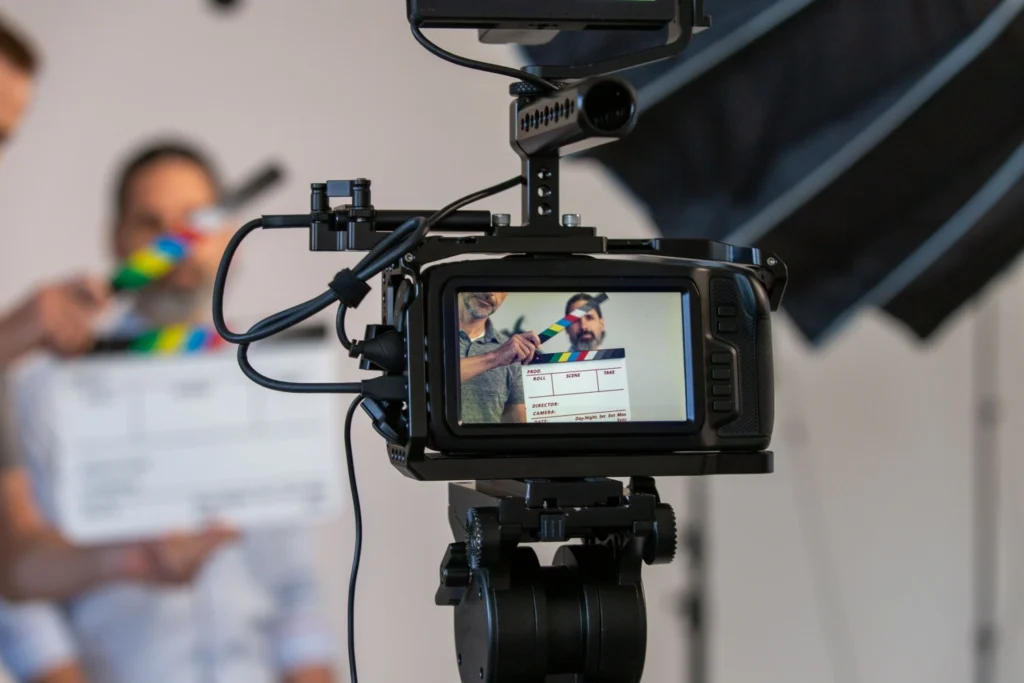 set con videocamera predisposto per la realizzazione di un video aziendale